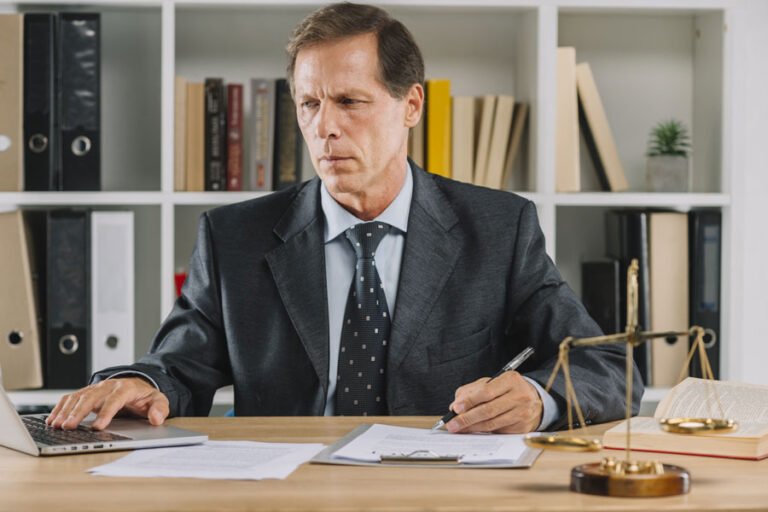 كيف تكشف المحامي المالي النصاب
